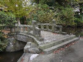 延命寺：参道に設けられた石造橋