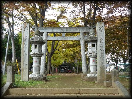 沓掛香取神社の石鳥居と石灯篭と石造社号標
