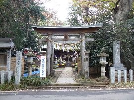 沓掛香取神社の木製鳥居とケヤキ