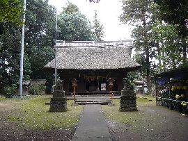 国王神社の参道から見た歴史が感じられる拝殿