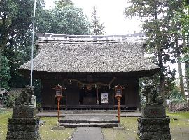 国王神社拝殿と苔生した石造狛犬