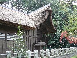 国王神社気品のある本殿と茅葺屋根の渋い幣殿