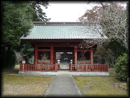 逢善寺正面にある日枝神社から移された山門