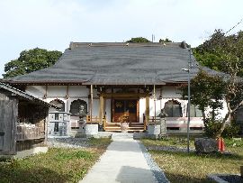 大念寺：参道から見た本堂正面と石燈篭と石塔
