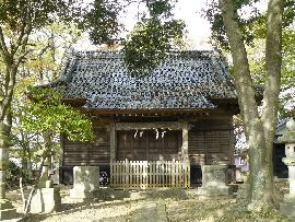 鹿島神社：社叢の大木越に見える拝殿正面と天水桶