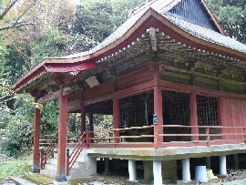 満願寺：右斜め正面から見た朱色の本堂と向拝
