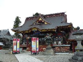 �吙�_�ЁF�E�΂ߐ��ʂ��猩���q�a�ƐΓ��U�Ɠ������U