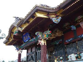 大杉神社：拝殿向拝に設けられた極彩色の彫刻