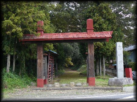 高田神社：木戸風の神門と石造社号標