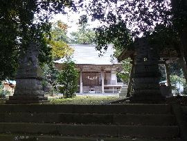 高田神社：参道石段から見た石造狛犬