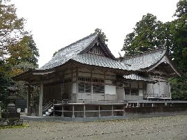 高田神社：右斜め正面から見た社殿（拝殿・本殿）全景