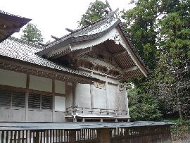 高田神社：右斜めから見た幣殿と本殿と木造透塀