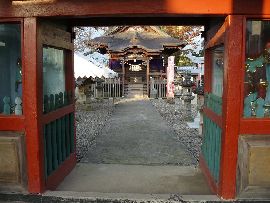 若宮八幡神社：朱色の随身門から見た境内の様子