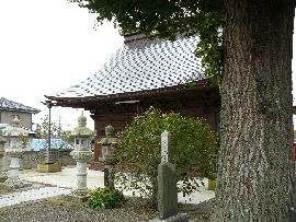 二十三夜尊堂：大木越から見える月読神社社殿