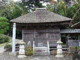 観音寺：観音堂正面とその前に置かれた石燈篭