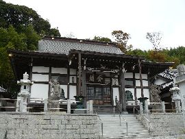 愛染院根本寺：本堂正面と石造金剛力士像と銅製天水桶