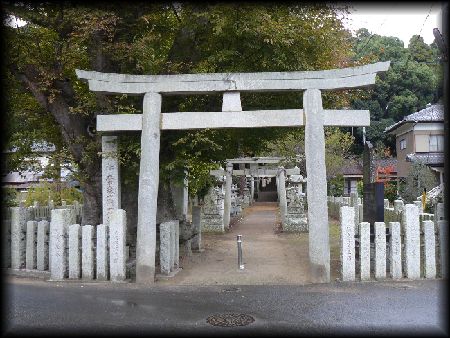 素鵞熊野神社：境内正面に設けられた石鳥居と玉垣、石造社号標