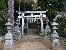 素鵞熊野神社：参道石畳みと石燈篭と石鳥居
