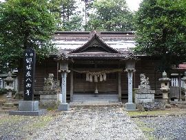 素鵞熊野神社：参道から見た拝殿正面と石造狛犬