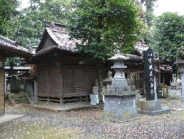 素鵞熊野神社：左斜め前方から見た拝殿全景と石燈篭