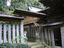 素鵞熊野神社：左斜め前方から見た本殿と玉垣