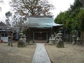 硯宮神社：参道石畳みから見た拝殿遠景
