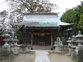硯宮神社：拝殿正面とその前に置かれた石燈篭と酒樽