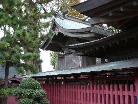 硯宮神社：左斜め前方から見た本殿と朱色の透塀