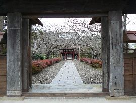 長勝寺総門から見た長く細い参道の石畳み