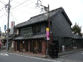 �]�ˉ���܁F�E�΂ߑO�����猩���O�ϑS�i