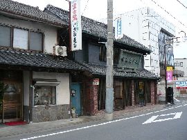 �]�ˉ���܁F���΂ߑO�����猩���O�ϑS�i