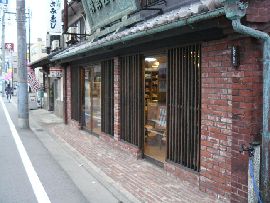 江戸屋薬舗：１階正面の煉瓦貼の外壁