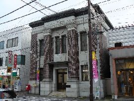 旧報徳銀行水海道支店：右斜め前方から見た外観画像