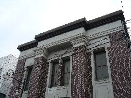 旧報徳銀行水海道支店：パラペットとドーリス風柱飾り