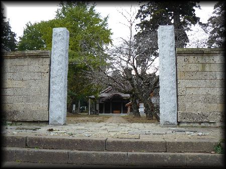 弘経寺境内正面に設けられた石柱山門