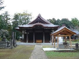 弘経寺参道石畳みから見た本堂と手水舎