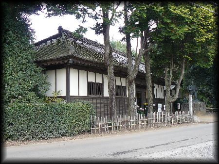 長塚節生家：左斜め前方から撮影した規模の大きい長屋門