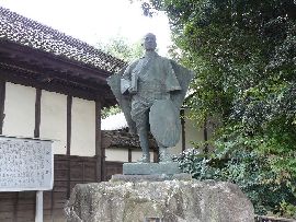 長塚節生家：屋敷の前に建立されている長塚節の銅像