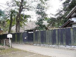 坂野家住宅：裏門と板塀越に見える建物群