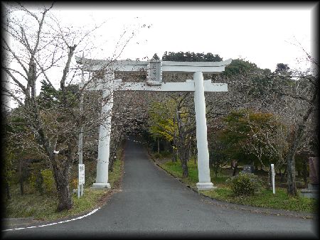 愛宕神社：境内正面に設けられた大鳥居