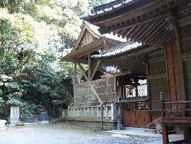 愛宕神社：左斜め前方から見た本殿と玉垣