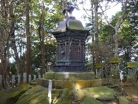愛宕神社：飯綱神社の六角堂と天狗祠