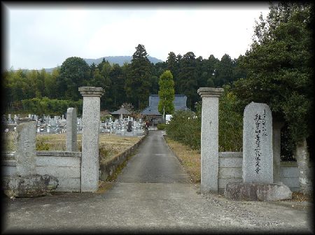 �����@�F�������ʂɐ݂���ꂽ�Β��R��ƐΑ������W