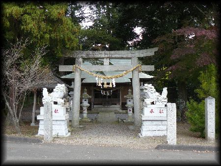 羽梨山神社境内正面に設けられた鳥居と石造狛犬と石造社号標