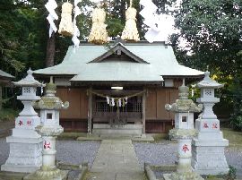 羽梨山神社石畳みから見た拝殿と石燈篭