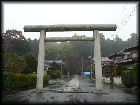稲田神社参道正面に設けられた大鳥居と参道の石畳み