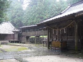 稲田神社拝殿と接続している回廊