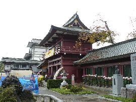 笠間稲荷神社：右斜め前方から見た神門（楼門）