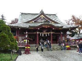 笠間稲荷神社：境内から見た拝殿正面