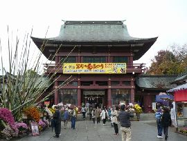 井上正賢と縁がある笠間稲荷神社：菊祭り会場から見える楼門（神門）